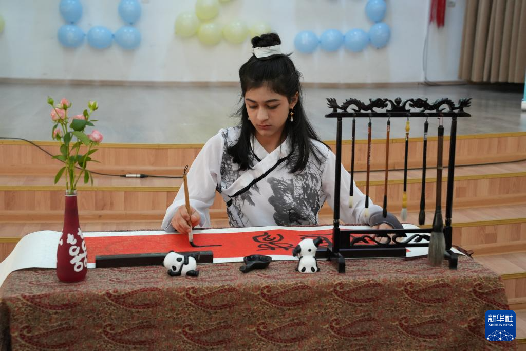 6月13日，在阿塞拜疆巴庫，一名選手參加第18屆“漢語橋”世界中學(xué)生中文比賽。新華社發(fā)（胡姆貝爾·馬馬多夫攝）