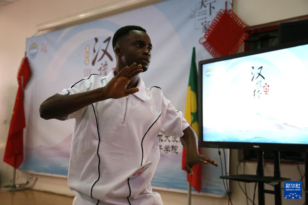 6月12日，在塞內(nèi)加爾首都達(dá)喀爾，達(dá)喀爾大學(xué)孔子學(xué)院學(xué)生蘇萊曼·迪亞洛參加第24屆“漢語橋”世界大學(xué)生中文比賽。新華社記者 司源 攝