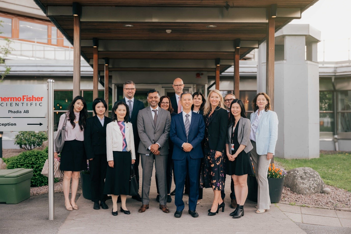 中國駐瑞典大使崔愛民一行參訪賽默飛世爾烏普薩拉免疫診斷中心。中國駐瑞典大使館供圖