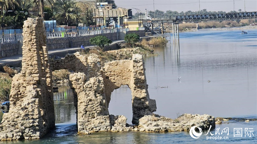 幼發(fā)拉底河對岸的護墻遺跡。據(jù)推測，此處原先也應(yīng)有多列水車。人民網(wǎng) 伊納斯·易卜拉欣攝
