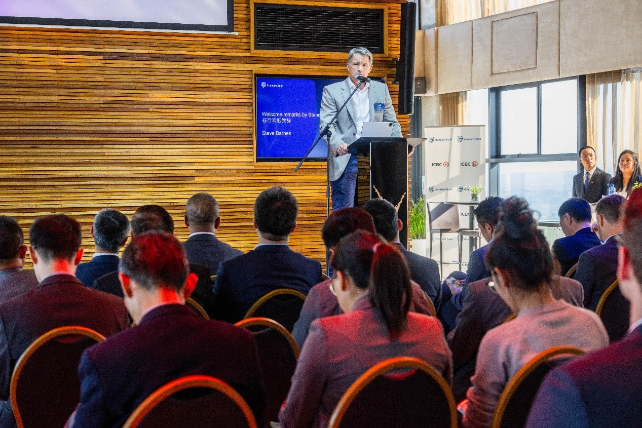 南非標(biāo)準(zhǔn)銀行企業(yè)與投行部負(fù)責(zé)人斯蒂芬·巴恩斯（Stephen Barnes）致辭。工行非洲代表處供圖