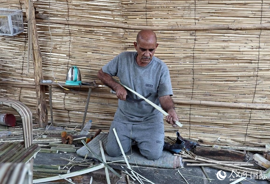 阿布·阿巴斯在切削棕櫚莖。人民網(wǎng) 伊納斯·易卜拉欣攝