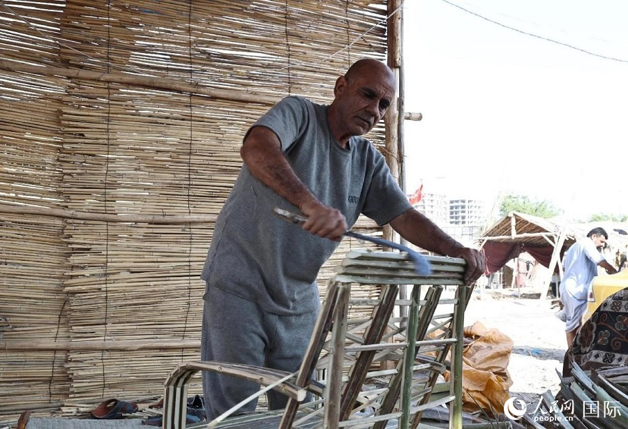 阿布·阿巴斯在制作椅子。人民網(wǎng) 伊納斯·易卜拉欣攝