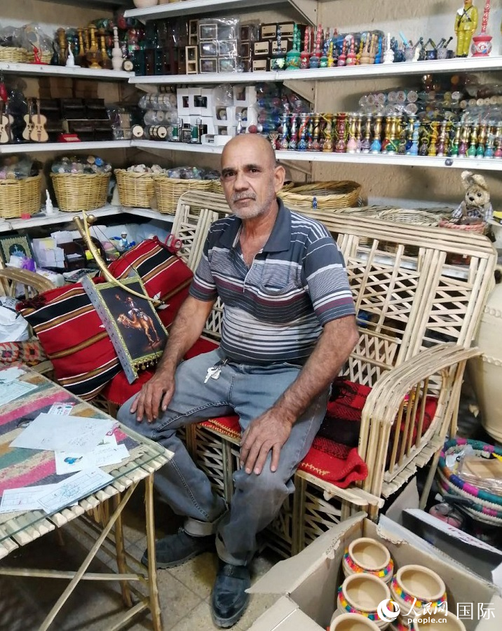 阿布·阿巴斯在經(jīng)營的手工藝品店里。人民網(wǎng) 伊納斯·易卜拉欣攝
