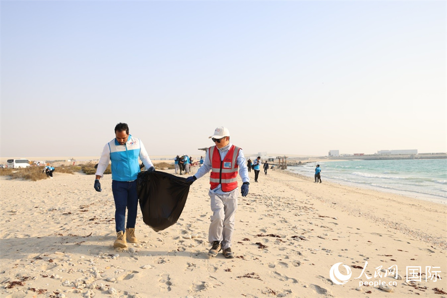 志愿者清理海灘垃圾。人民網(wǎng)記者 任皓宇攝