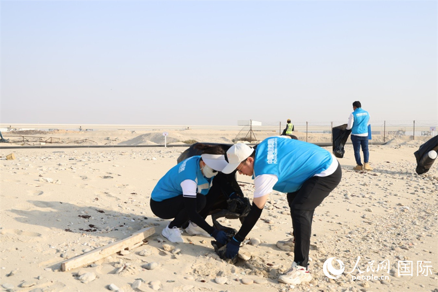 志愿者清理海灘垃圾。人民網(wǎng)記者 任皓宇攝