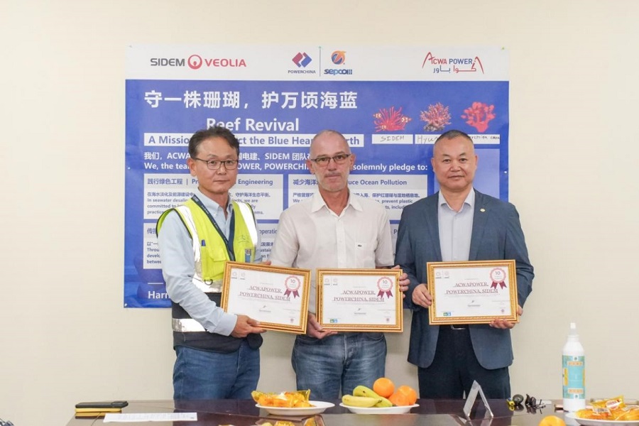 代表們?yōu)榧t珊瑚命名機構(gòu)頒發(fā)領(lǐng)養(yǎng)珊瑚證書。中國電建供圖