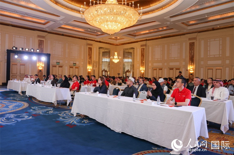 京東物流在利雅得舉辦沙特落地配送業(yè)務(wù)起網(wǎng)儀式現(xiàn)場(chǎng)。人民網(wǎng)記者 任皓宇攝