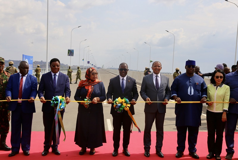 通車剪彩。中國土木供圖