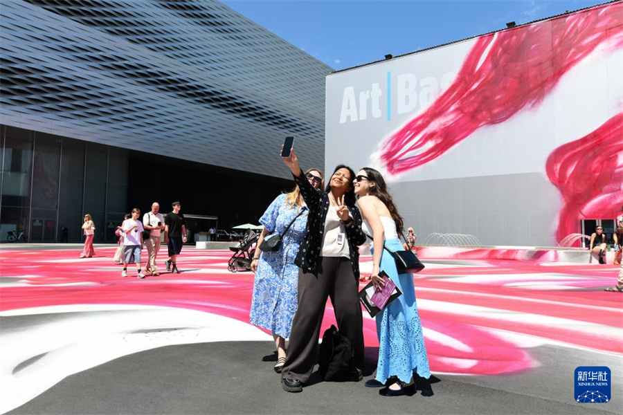 6月21日，在瑞士巴塞爾，人們參觀2025年巴塞爾藝術(shù)展。新華社記者 連漪 攝