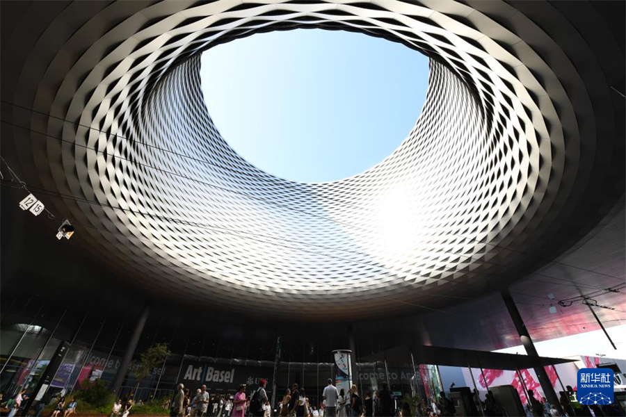 6月21日，在瑞士巴塞爾，人們參觀2025年巴塞爾藝術(shù)展。新華社記者 連漪 攝