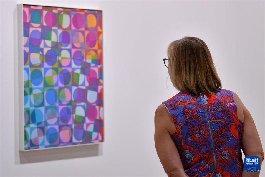 6月21日，在瑞士巴塞爾，一名女子參觀2025年巴塞爾藝術(shù)展。新華社記者 連漪 攝