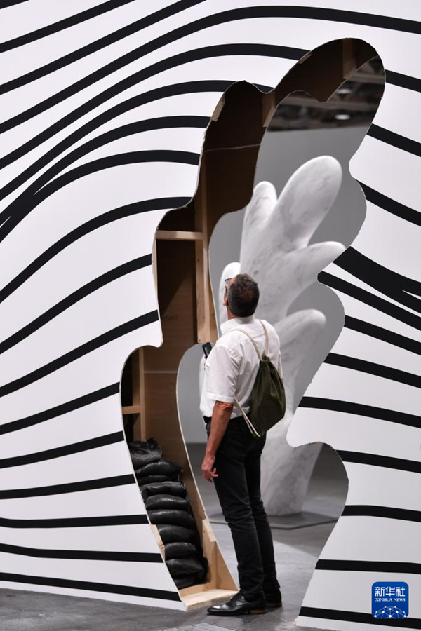 6月21日，在瑞士巴塞爾，一名男子參觀2025年巴塞爾藝術(shù)展。新華社記者 連漪 攝