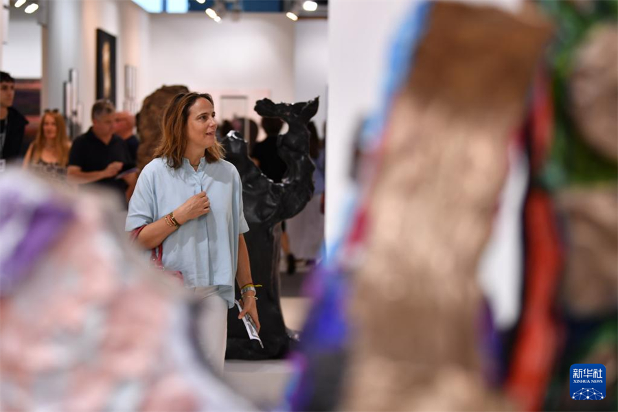 6月21日，在瑞士巴塞爾，人們參觀2025年巴塞爾藝術(shù)展。新華社記者 連漪 攝