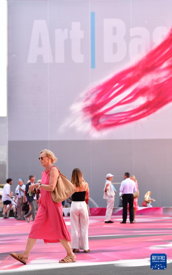 6月21日，在瑞士巴塞爾，人們參觀2025年巴塞爾藝術(shù)展。新華社記者 連漪 攝