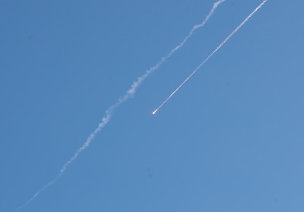 6月22日，以色列國防軍說，已探測到伊朗向以色列發(fā)射導(dǎo)彈，目前正在進行攔截。圖為在耶路撒冷上空拍攝到的導(dǎo)彈痕跡。新華社記者陳君清攝