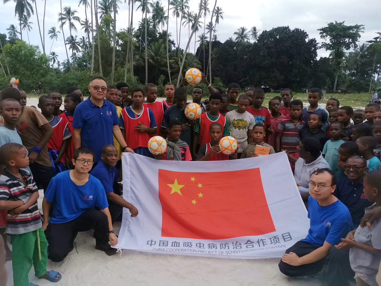 中國專家組與社區(qū)兒童合影。專家組供圖