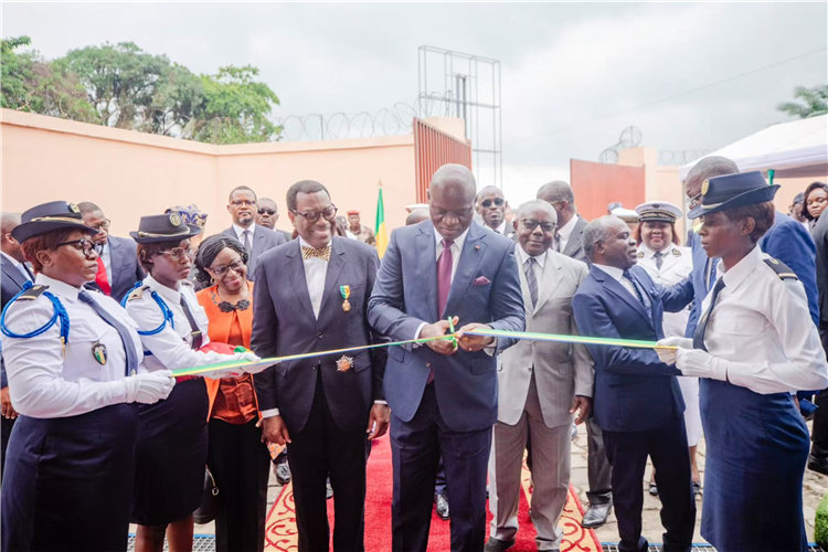 6月16日，加蓬總統(tǒng)布里斯·克洛泰爾·奧利吉·恩圭馬（中）親臨供水項(xiàng)目泵站。中交一公局供圖