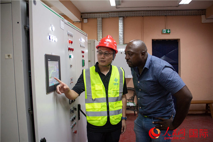 加蓬供水項(xiàng)目中方員工與加方工作人員開(kāi)展交流。人民網(wǎng)記者 薛丹攝