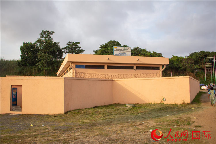 中交一公局集團(tuán)承建的加蓬供水項(xiàng)目加壓泵站。人民網(wǎng)記者 薛丹攝