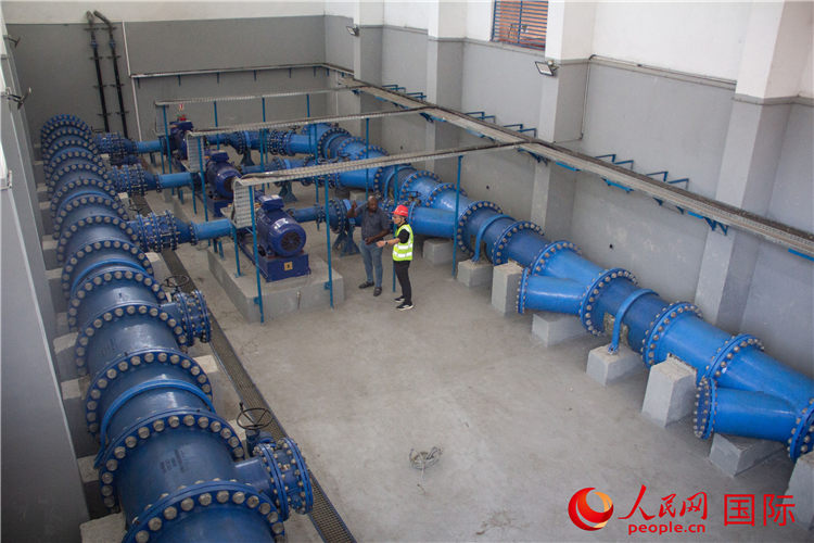 中交一公局集團(tuán)承建的加蓬供水項(xiàng)目加壓泵站內(nèi)部。人民網(wǎng)記者 薛丹攝