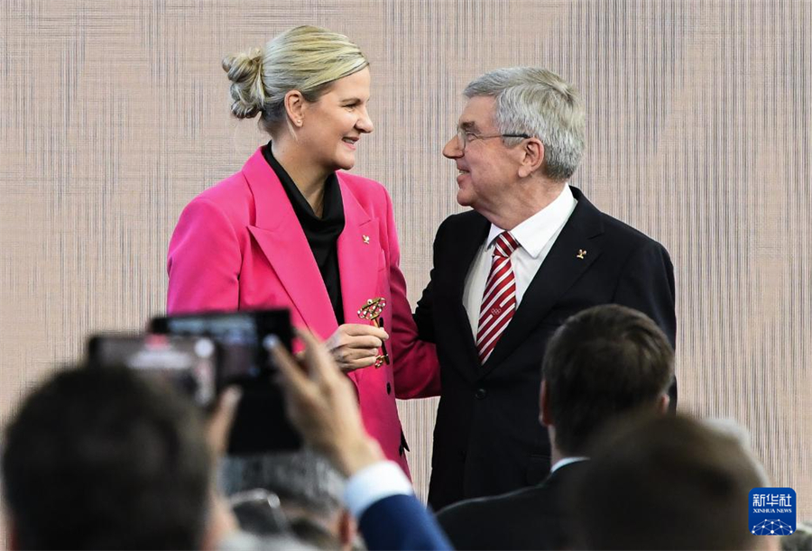 6月23日，托馬斯·巴赫和柯絲蒂·考文垂（左）在主席職位交接儀式上。新華社記者 連漪 攝