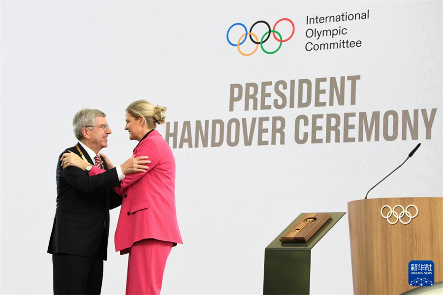 6月23日，托馬斯·巴赫（左）和柯絲蒂·考文垂在主席職位交接儀式上。新華社記者 連漪 攝