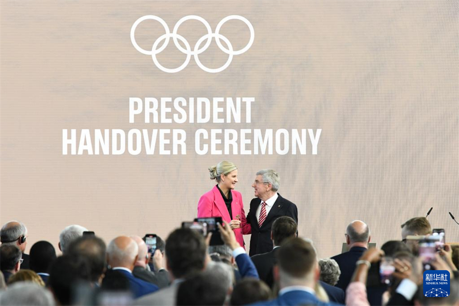 6月23日，托馬斯·巴赫和柯絲蒂·考文垂（上左）在主席職位交接儀式上。新華社記者 連漪 攝