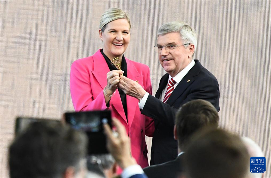 6月23日，托馬斯·巴赫和柯絲蒂·考文垂（左）在主席職位交接儀式上。新華社記者 連漪 攝