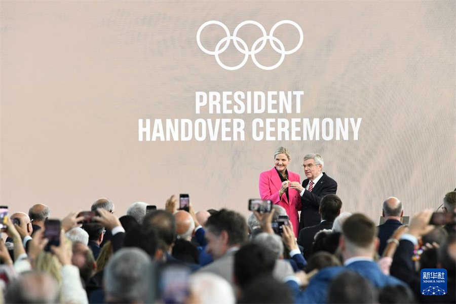 6月23日，托馬斯·巴赫和柯絲蒂·考文垂（上左）在主席職位交接儀式上。新華社記者 連漪 攝
