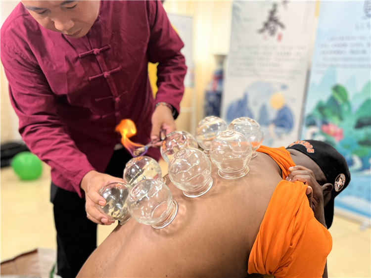拔火罐。尚宛蓉攝