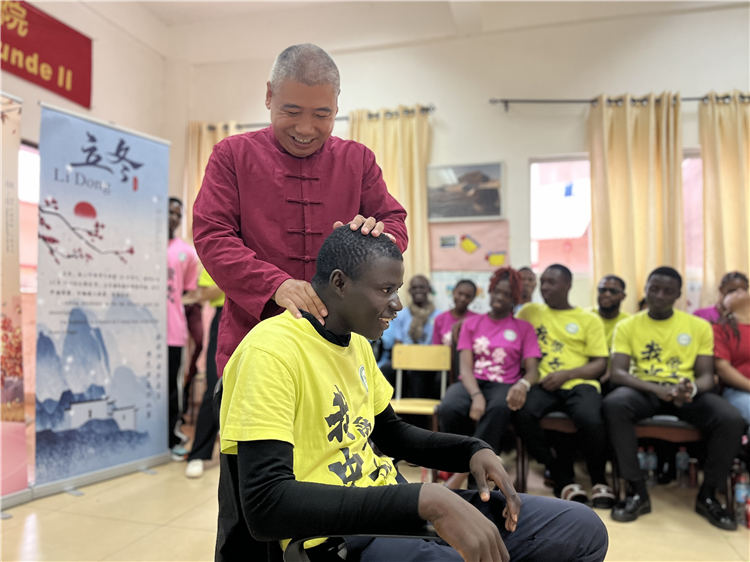 中醫(yī)按摩。尚宛蓉攝