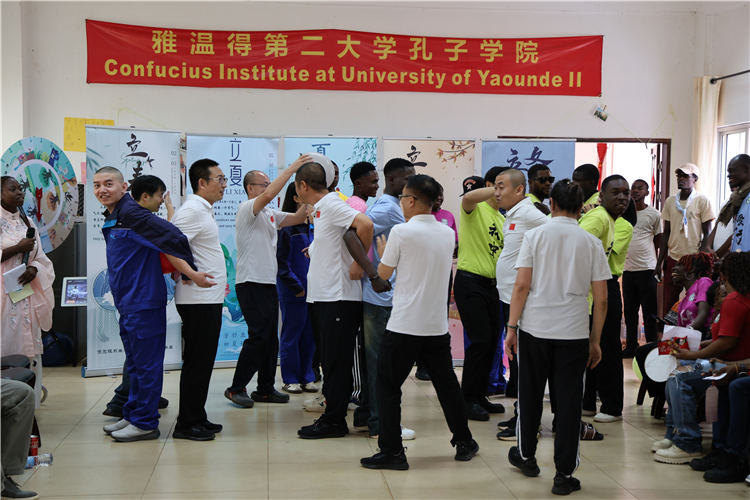 小暑背球大作戰(zhàn)。尚宛蓉攝