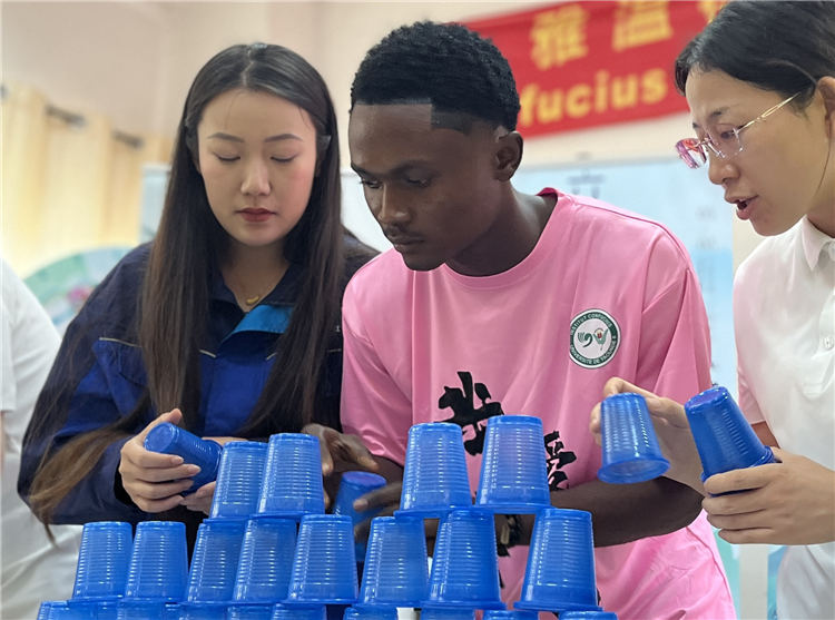 立秋疊杯塔。尚宛蓉攝