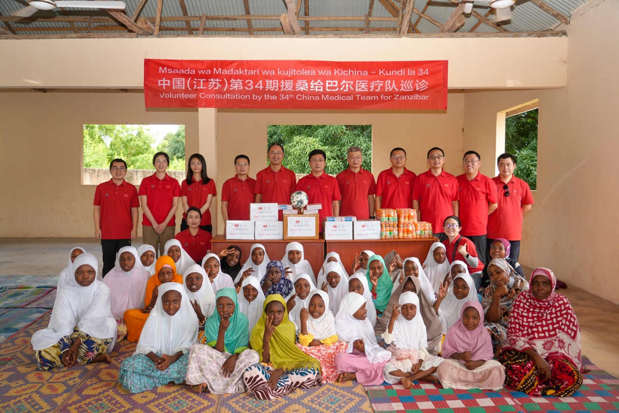 中國醫(yī)療隊與孤兒院的孩子們合影。中國援桑醫(yī)療隊供圖