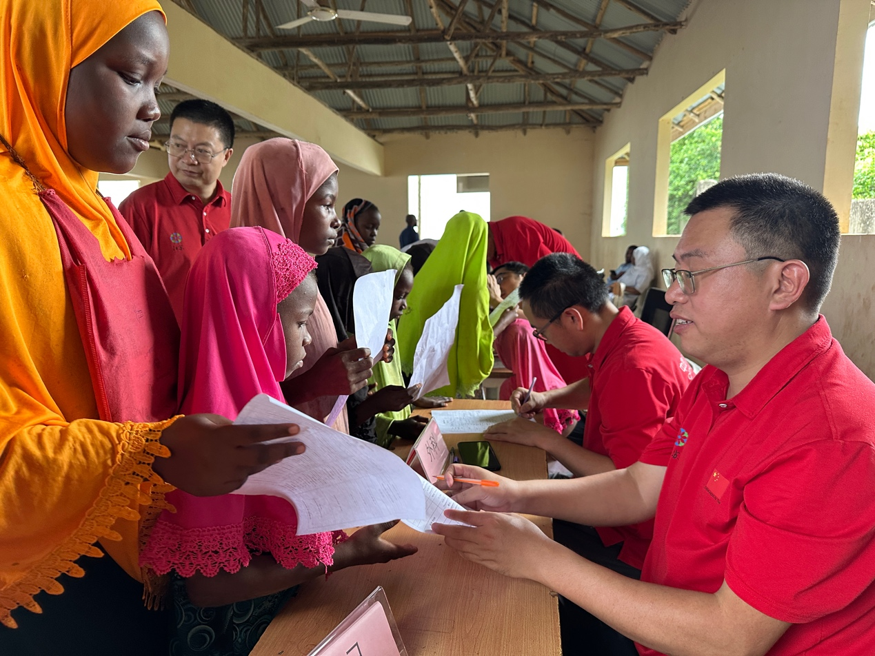 中國醫(yī)療隊在孤兒院的診療現(xiàn)場。中國援桑醫(yī)療隊供圖