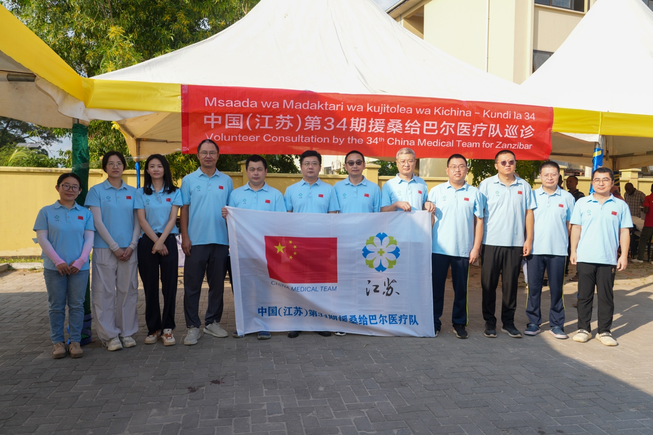 中國(guó)援桑醫(yī)療隊(duì)在義診現(xiàn)場(chǎng)。中國(guó)援桑醫(yī)療隊(duì)供圖