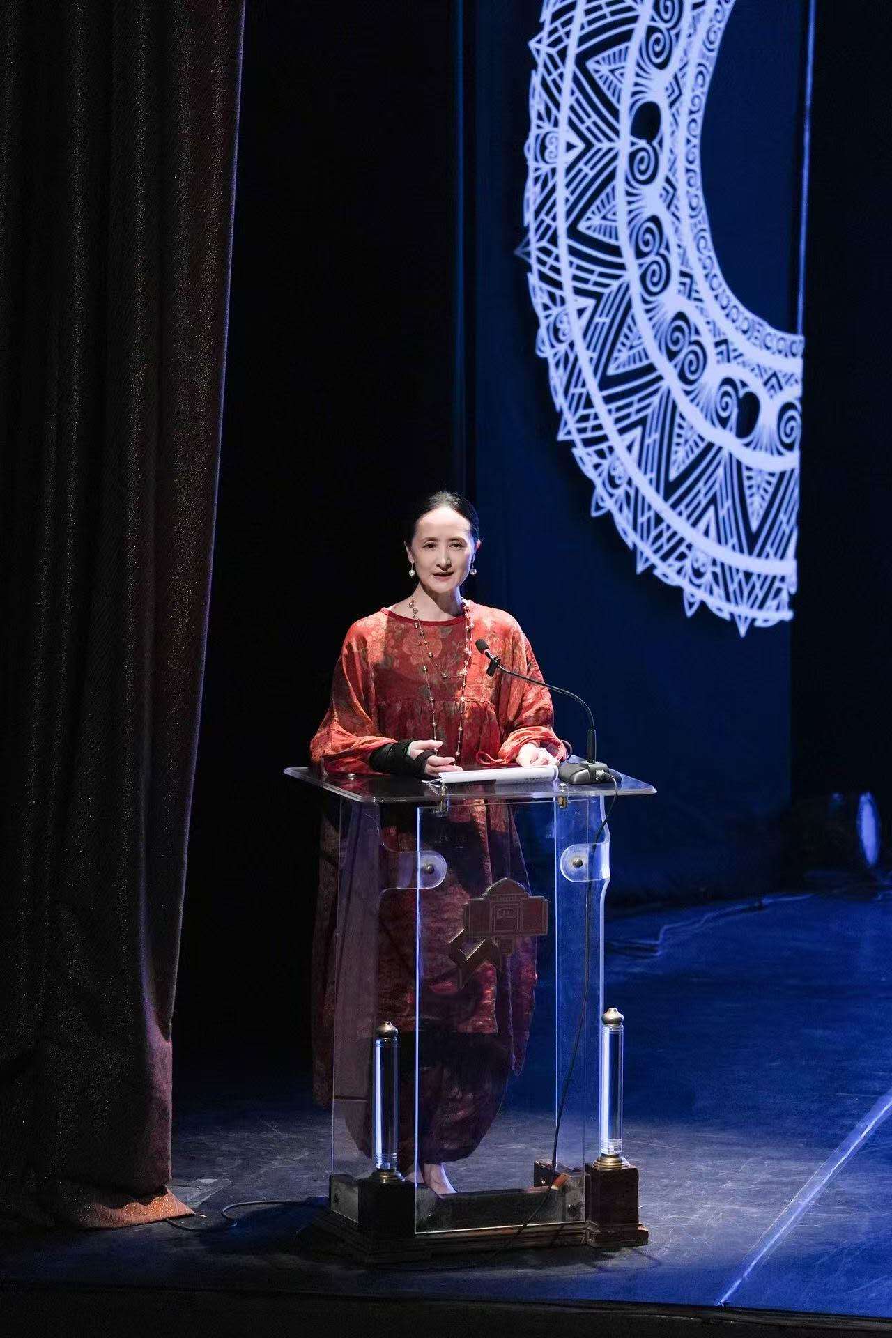 中央芭蕾舞團團長、藝術(shù)總監(jiān)馮英向觀眾介紹芭蕾藝術(shù)的歷史和在中國的發(fā)展歷程。開羅中國文化中心供圖