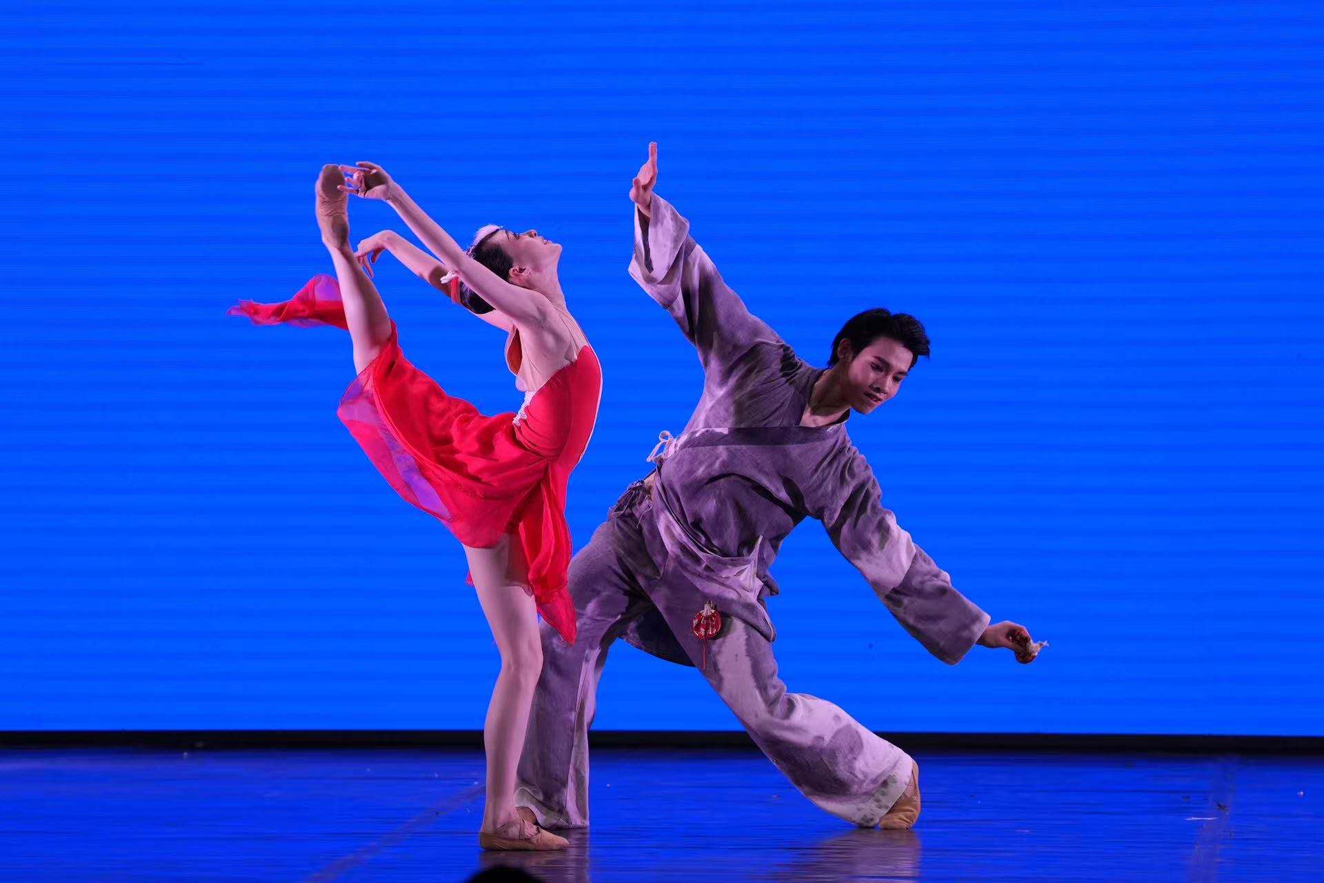 中央芭蕾舞團演員以精彩演出帶領(lǐng)現(xiàn)場觀眾感受芭蕾藝術(shù)魅力。開羅中國文化中心供圖
