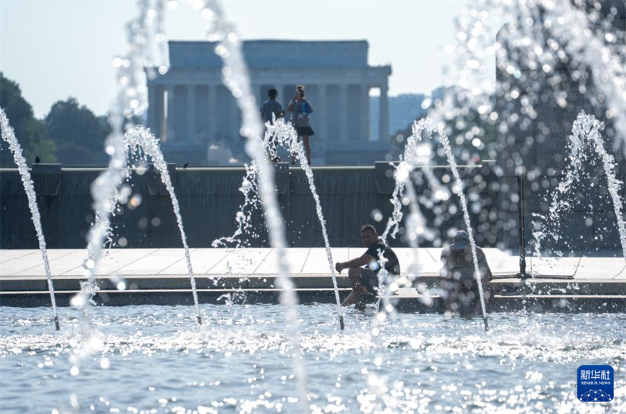6月23日，在美國(guó)首都華盛頓，人們?cè)谝惶巼娙{涼。新華社記者 胡友松 攝