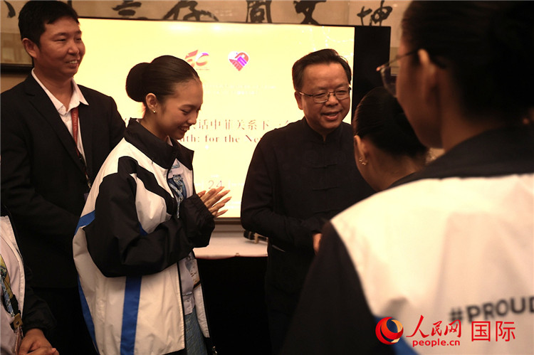 中國(guó)駐菲律賓大使黃溪連與菲律賓青年親切交談。人民網(wǎng)記者 樊帆攝