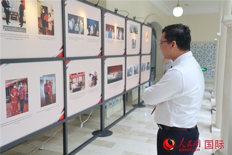 來(lái)訪嘉賓觀看中菲建交50周年圖片展。人民網(wǎng)記者 樊帆攝