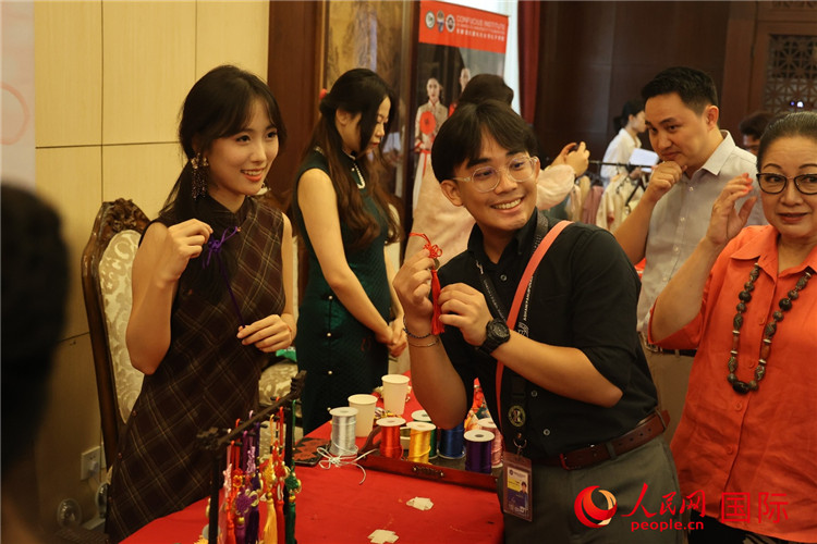 來(lái)訪嘉賓體驗(yàn)書(shū)法、品茗、焚香、漢服、剪紙、香囊等中國(guó)傳統(tǒng)文化活動(dòng)。人民網(wǎng)記者 樊帆攝