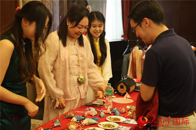 來(lái)訪嘉賓體驗(yàn)書(shū)法、品茗、焚香、漢服、剪紙、香囊等中國(guó)傳統(tǒng)文化活動(dòng)。人民網(wǎng)記者 樊帆攝