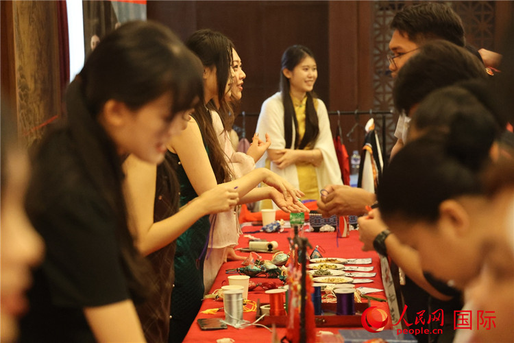 來(lái)訪嘉賓體驗(yàn)書(shū)法、品茗、焚香、漢服、剪紙、香囊等中國(guó)傳統(tǒng)文化活動(dòng)。人民網(wǎng)記者 樊帆攝