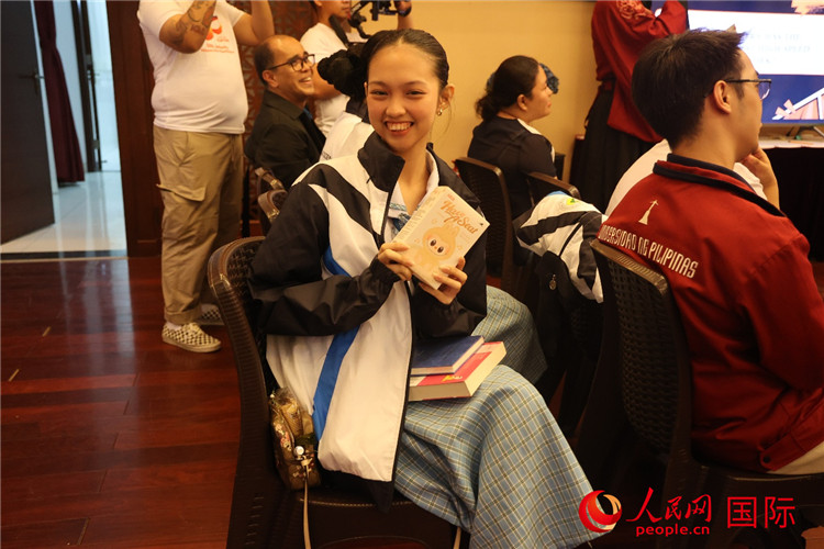 菲青年代表踴躍參加知識(shí)競(jìng)答，贏得潮玩“拉布布”后非常開(kāi)心。人民網(wǎng)記者 樊帆攝