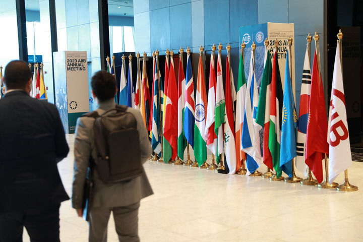 在埃及沙姆沙伊赫舉行的亞投行第八屆理事會(huì)年會(huì)期間，參會(huì)者走過(guò)會(huì)議現(xiàn)場(chǎng)（2023年9月26日攝）。新華社記者 隋先凱 攝