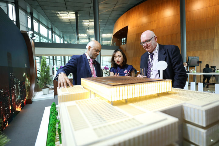 在盧森堡舉行的亞投行第四屆理事會(huì)年會(huì)上，與會(huì)代表在中國(guó)展區(qū)參觀（2019年7月12日攝）。新華社記者 張鋮 攝