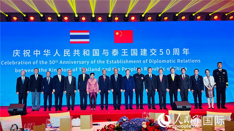 中泰建交50周年慶祝招待會(huì)與會(huì)嘉賓合影。人民網(wǎng) 孫書(shū)宇攝