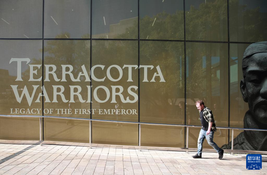 　　6月25日，一名男子走過澳大利亞珀斯西澳博物館外的展覽宣傳墻。新華社記者 馬平 攝